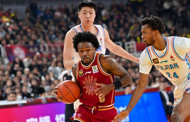 山西男篮战术调整，主场取得胜利