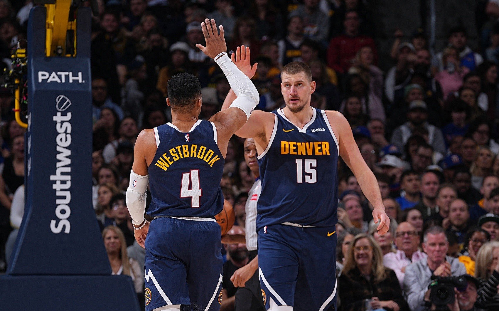 掘金队大胜,主帅盛赞球队表现出色 掘金队大胜,主帅盛赞球队表现出色