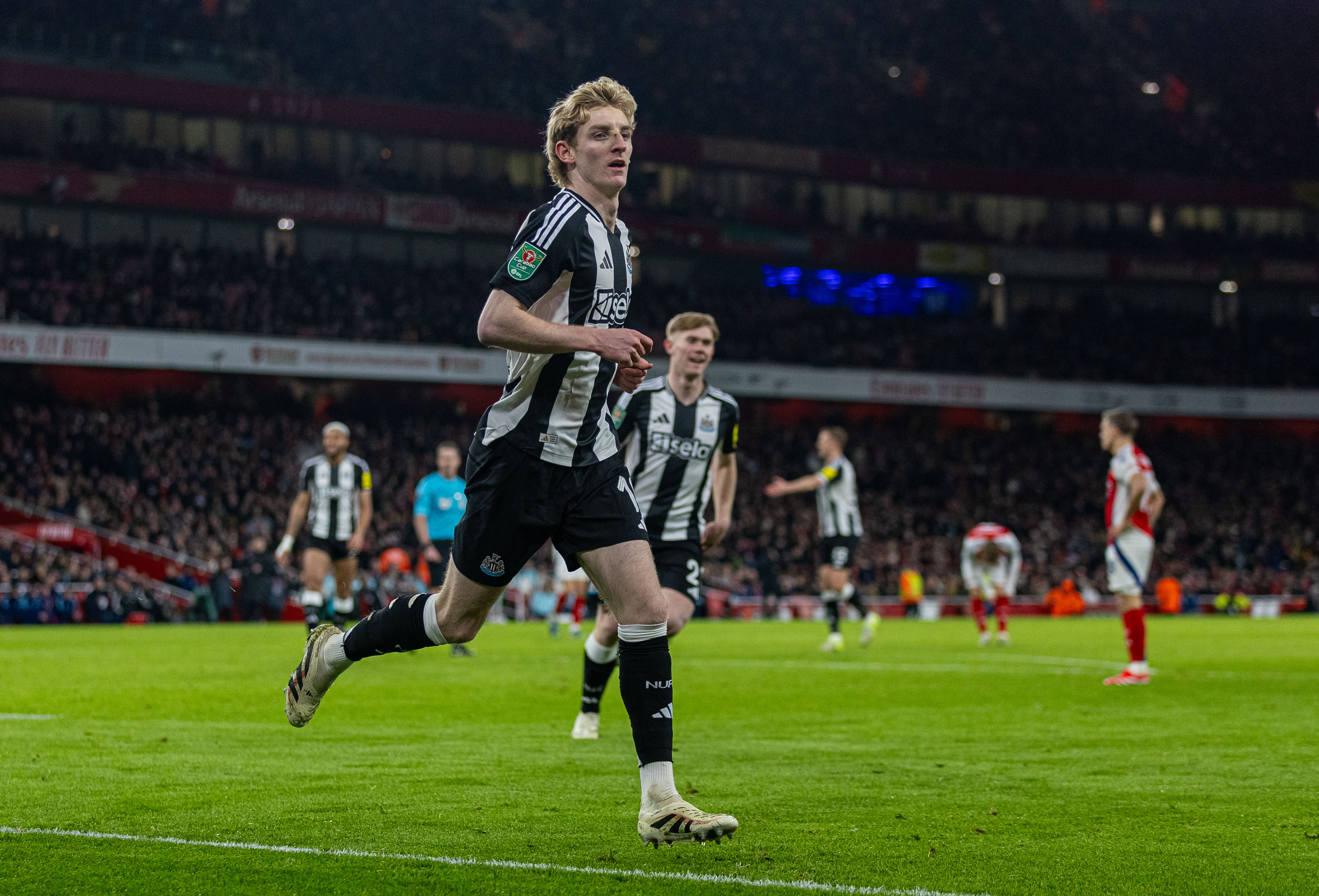 阿森纳前锋突破封堵，取得进球帮助球队获胜