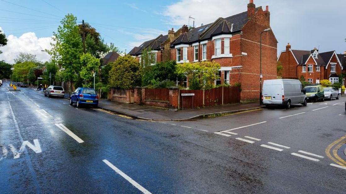 关于溫布頓客场逆转战胜对手，稳步前进的信息