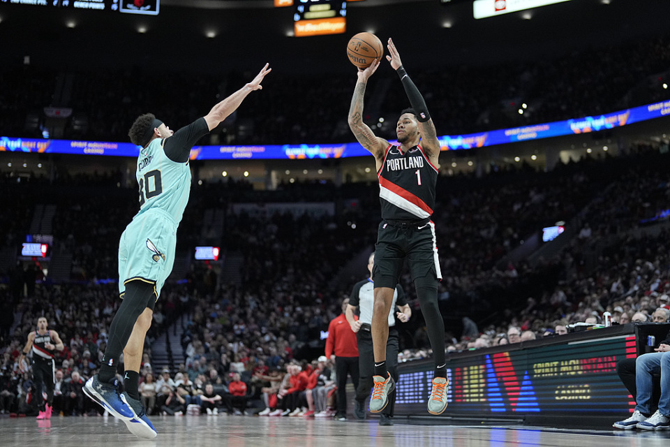 包含开拓者客场逆转黄蜂，终结败局的词条