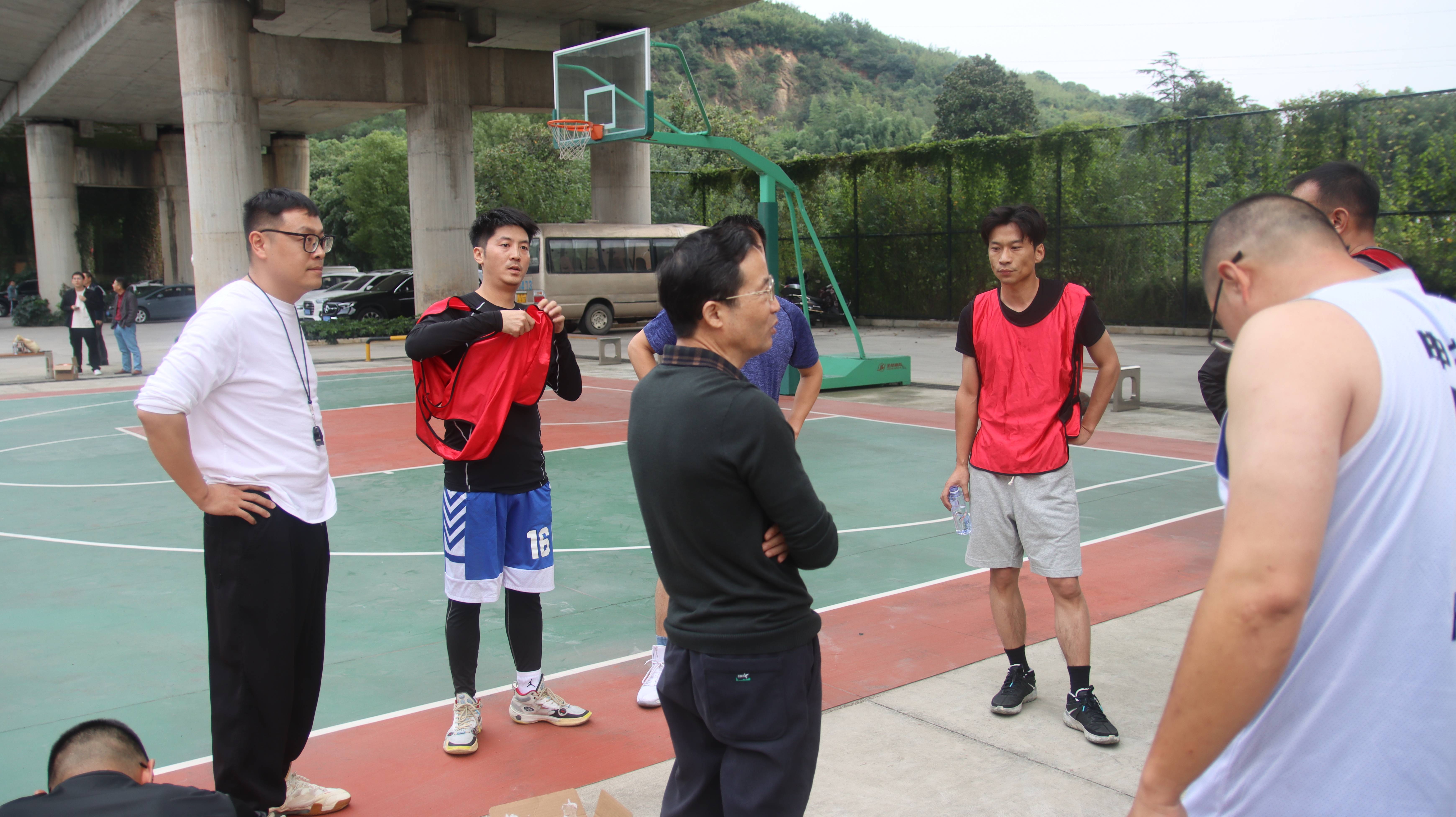 包含顶级篮球赛事激烈角逐精彩对决一触即发的词条