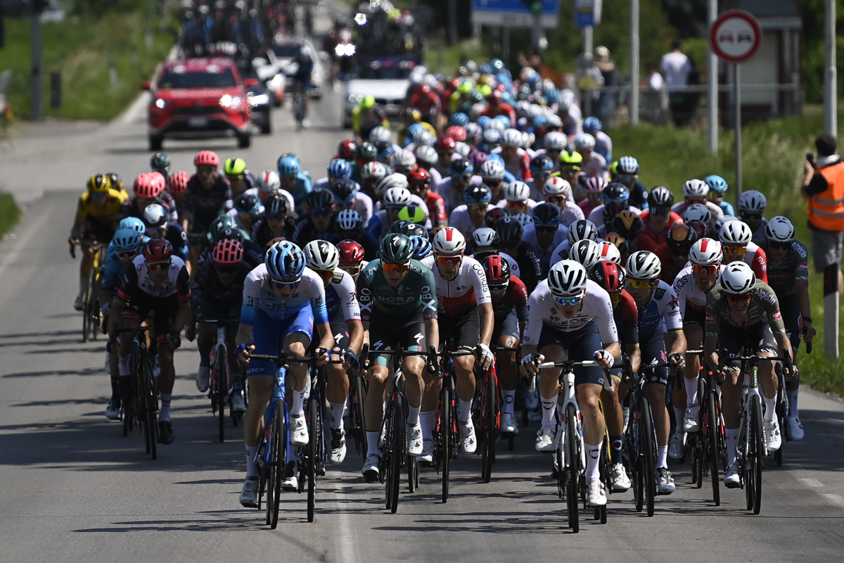 澳大利亚运动员在自行车比赛中力压群雄