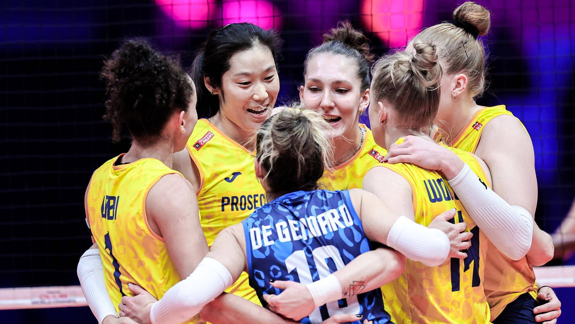 比利时排球选手团结一致，夺得冠军