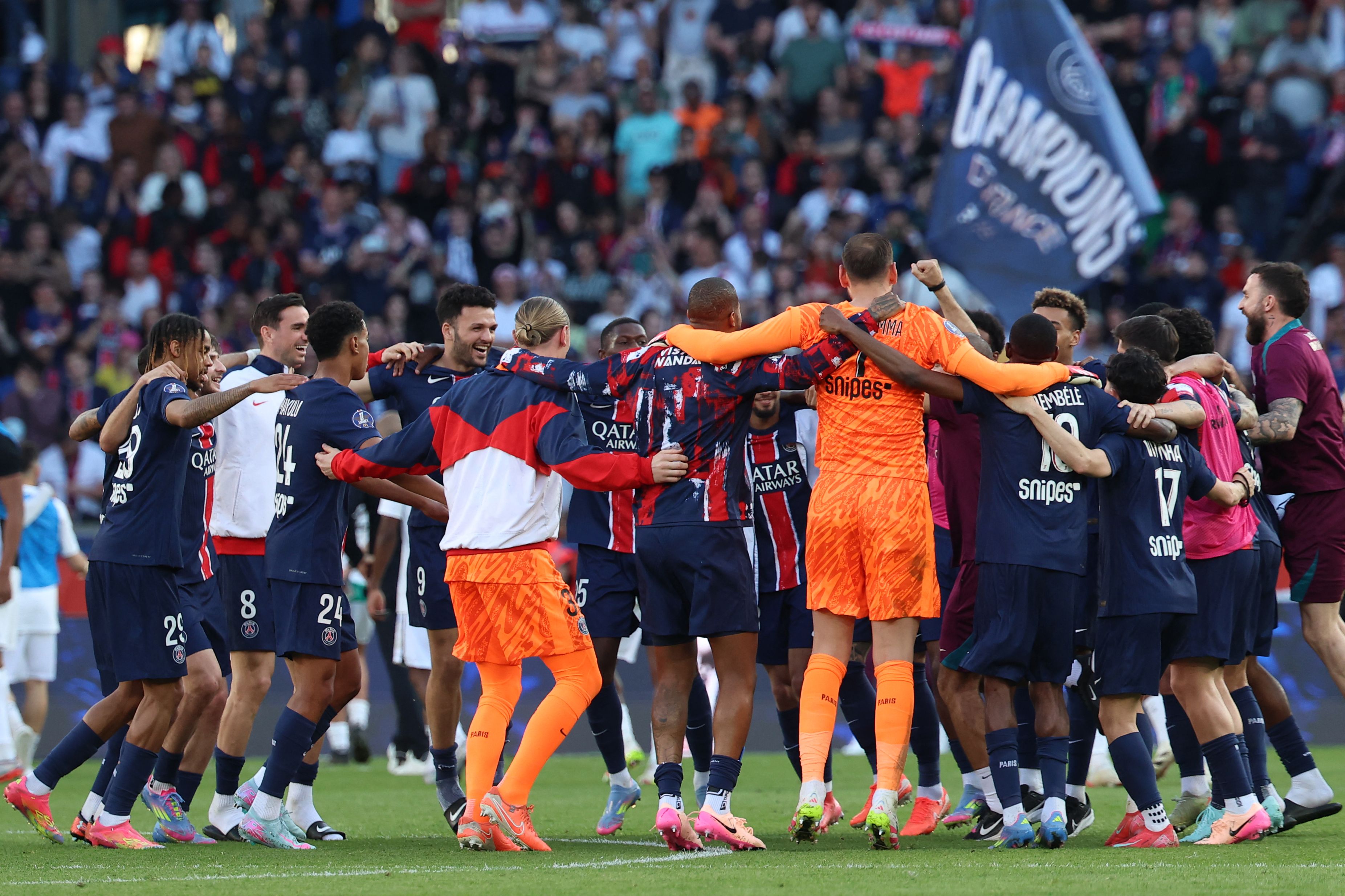 包含巴黎圣日耳曼双杀对手，顺利晋级四强的词条