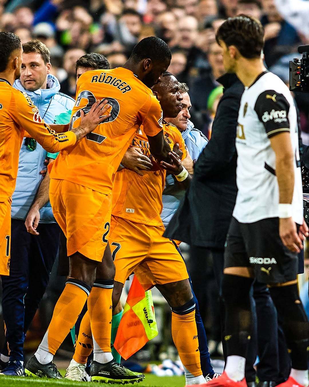 瓦伦西亚客场逼平皇家社会，保持西甲不败战绩