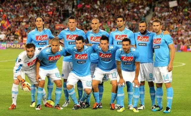 开云体育官网-苦战斗魂的足球赛场，胜负难分