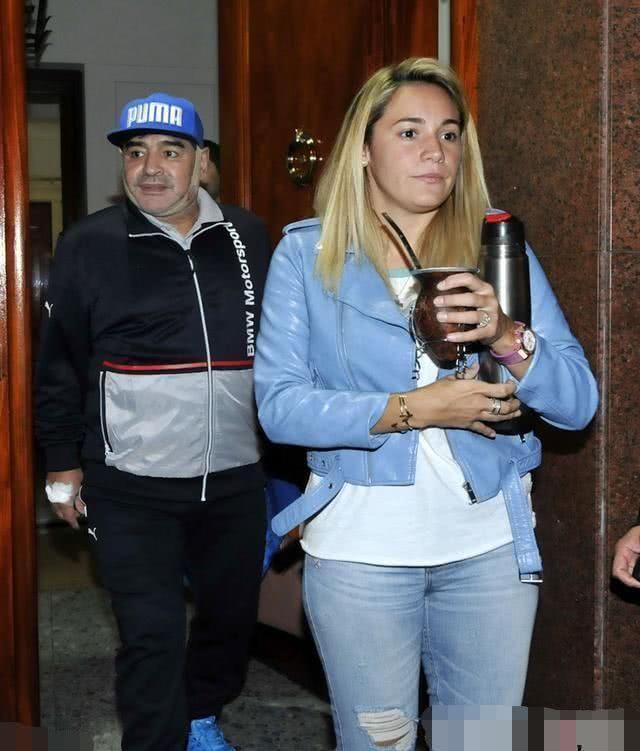 意大利门将费德里科-马里内利和女友度假海滩游泳照曝光