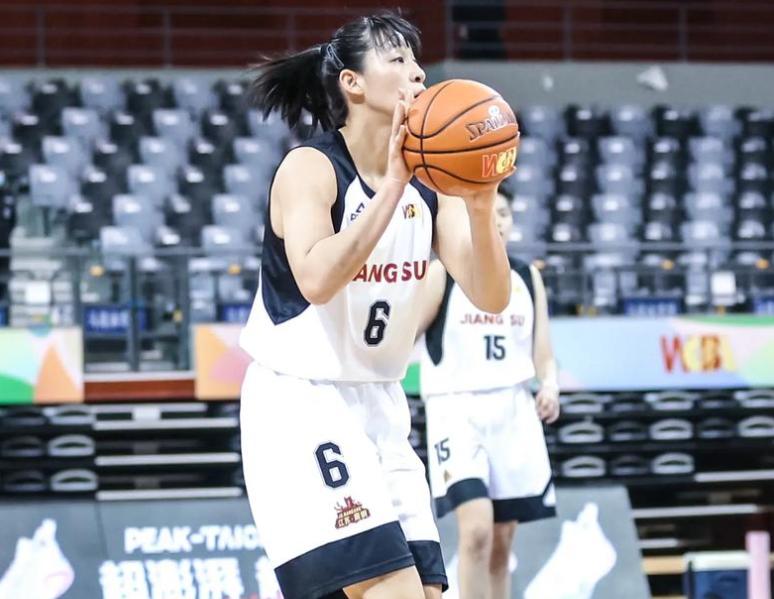 包含广东女篮惨遭江苏女篮击溃，输球之痛难掩的词条