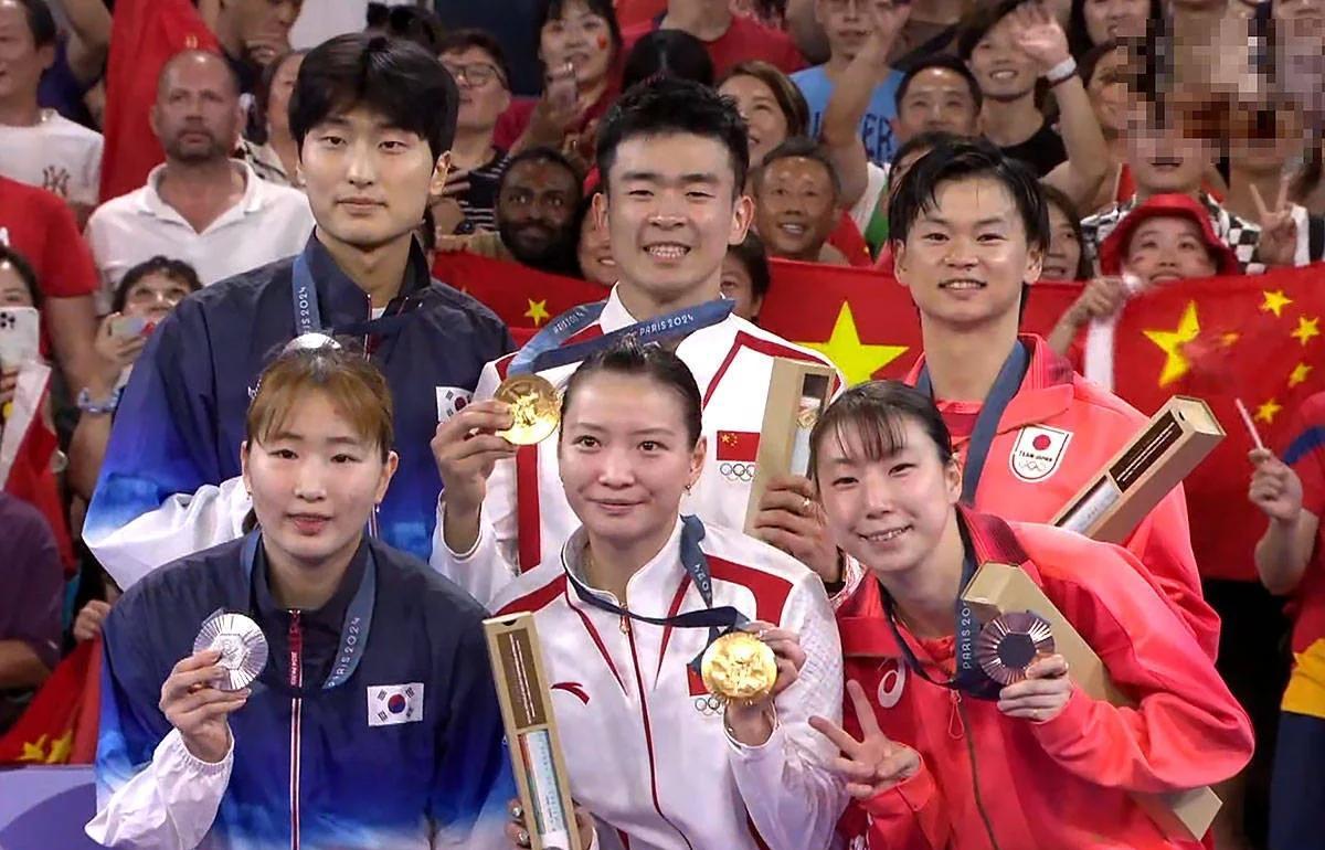 女子羽毛球团体战乔迁夺冠，再登领奖台