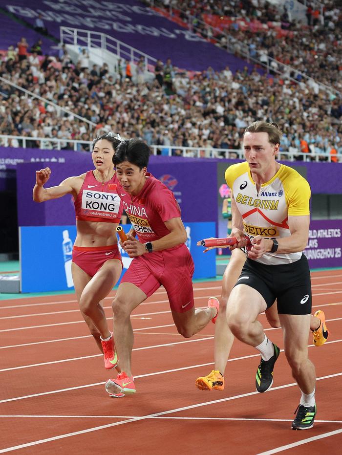 田径接力选手团结力量