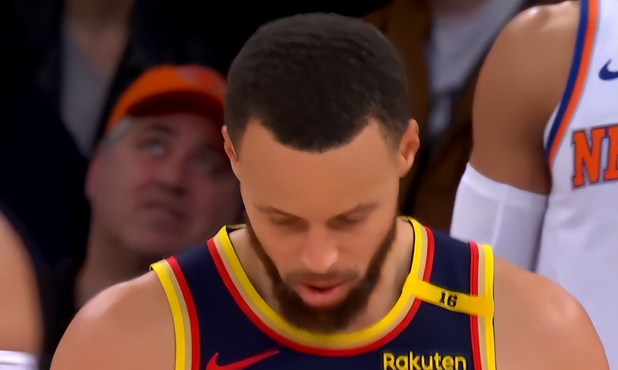 著名球员率队赢得背靠背冠军夺冠成功