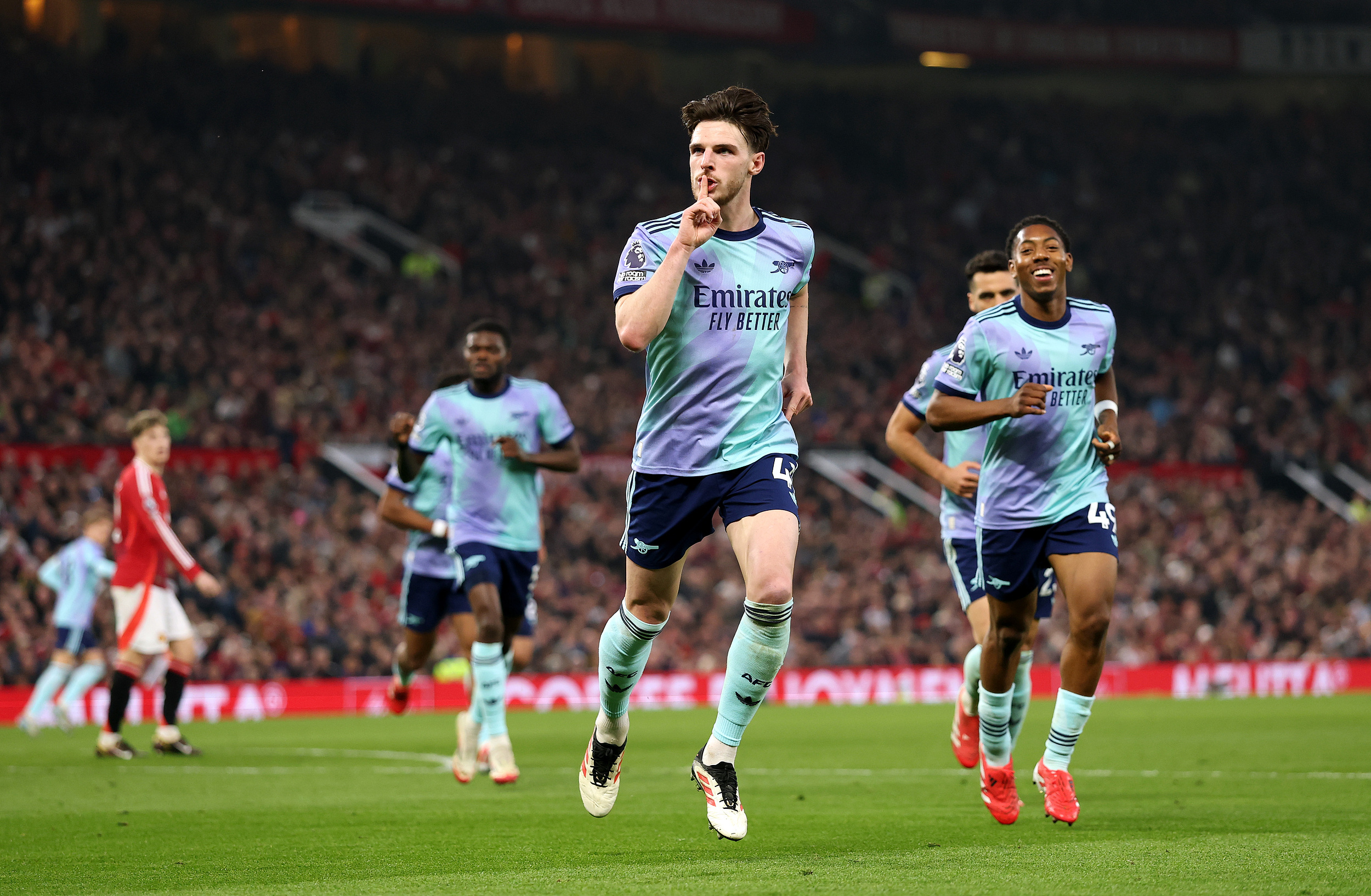 阿森纳中场表现出色，英格兰国脚闪耀赛场，引人注目