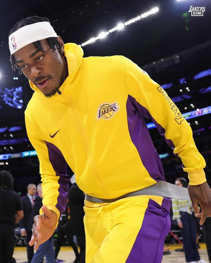 开拓者主场大胜活塞，保持不败于主场