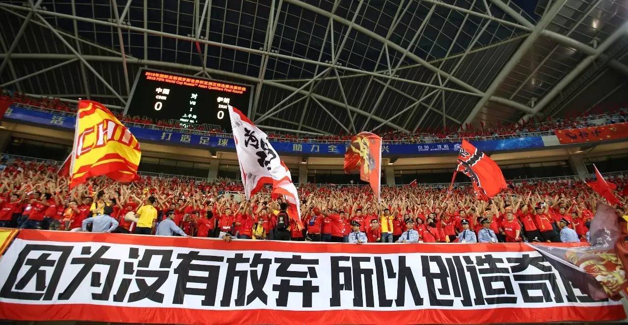 开云体育在线-中超比赛球迷购买门票现场挤压现象严重