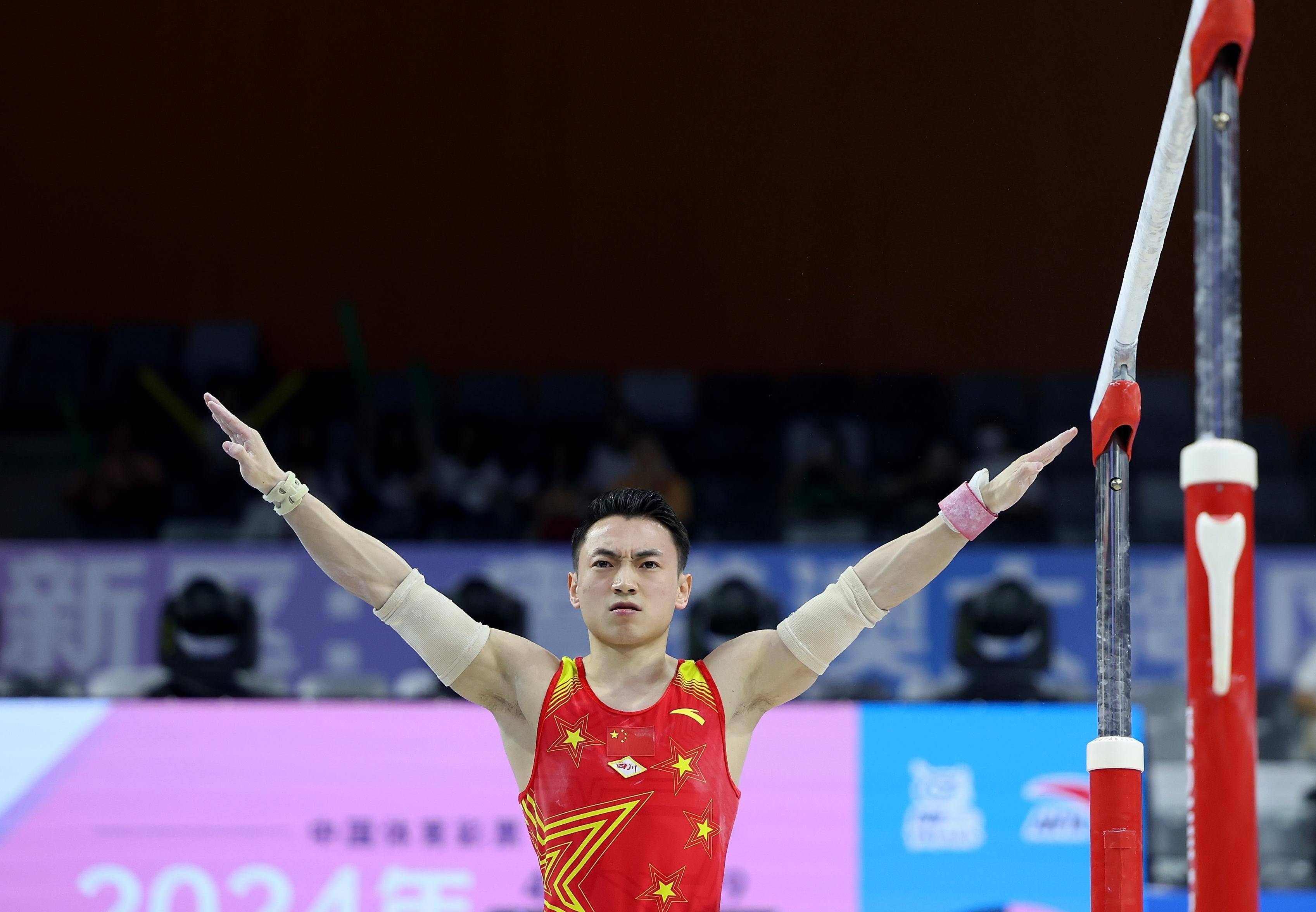 体操比赛战况激烈，选手势均力敌的简单介绍