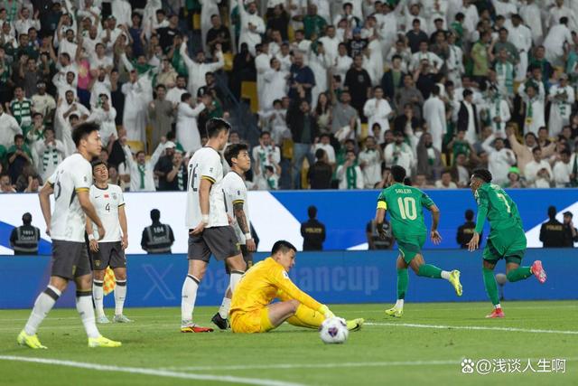 巨星球员在足坛大放异彩，引发球迷热议