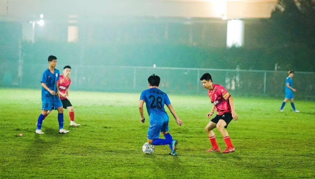 足球比赛现场一波又一波的激动人心的简单介绍 足球比赛现场一波又一波的激动人心的简单介绍