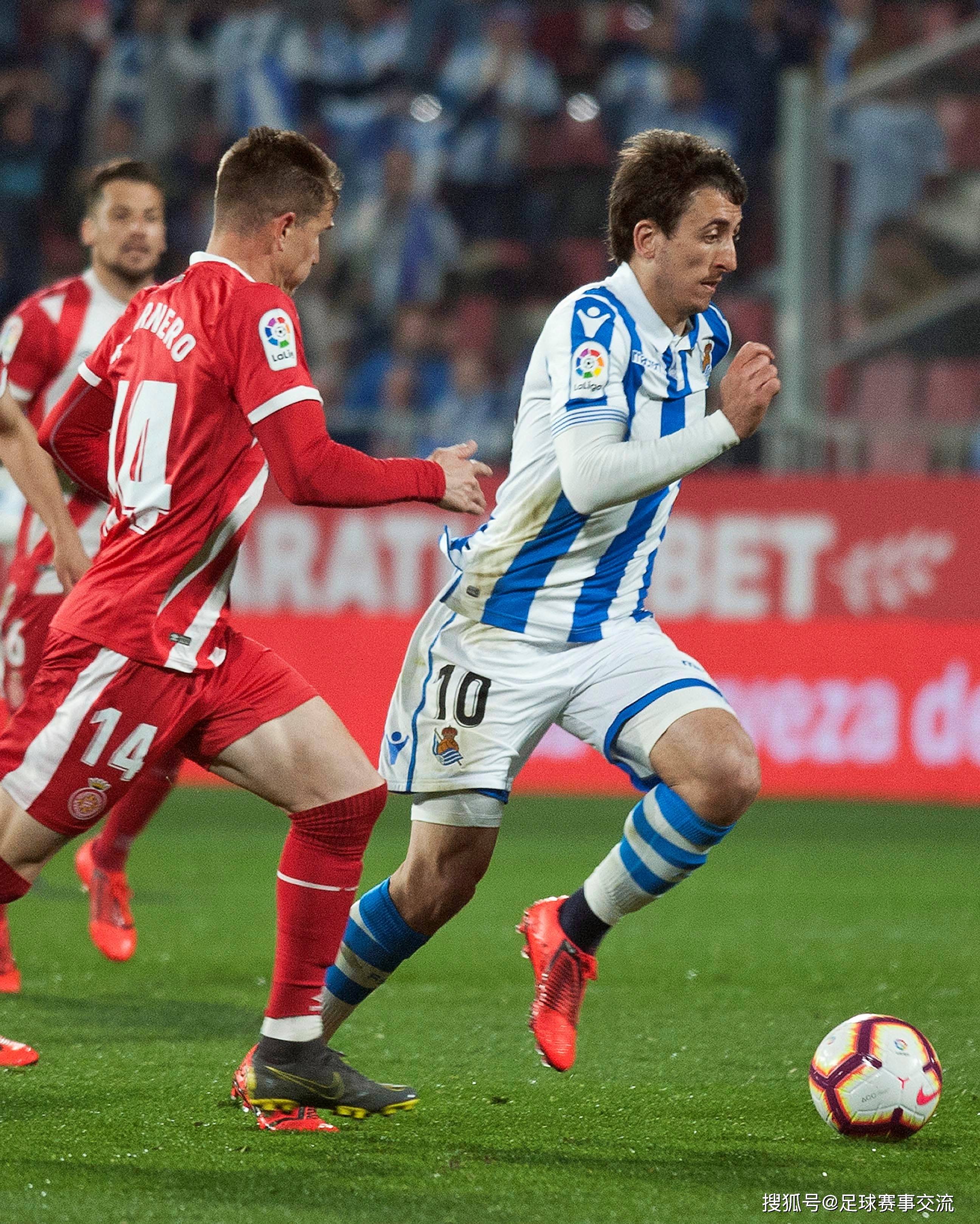 足球比赛现场一波又一波的激动人心的简单介绍 足球比赛现场一波又一波的激动人心的简单介绍