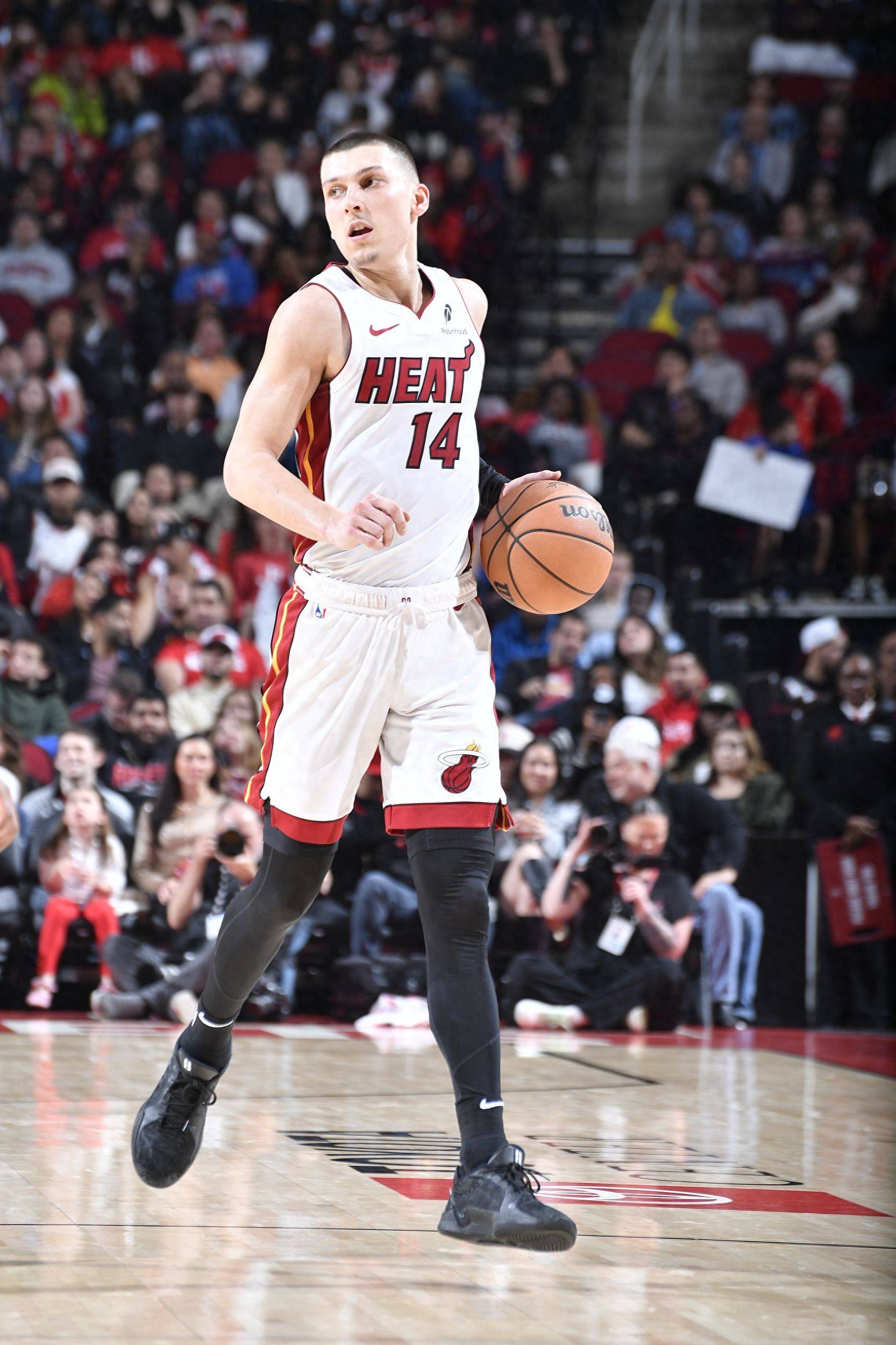 开云体育下载-热火胜鹈鹕，登顶东部榜首